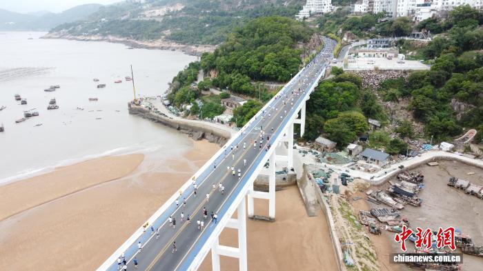 2000余名跑者福建霞浦竞逐马拉松，台胞用脚步感