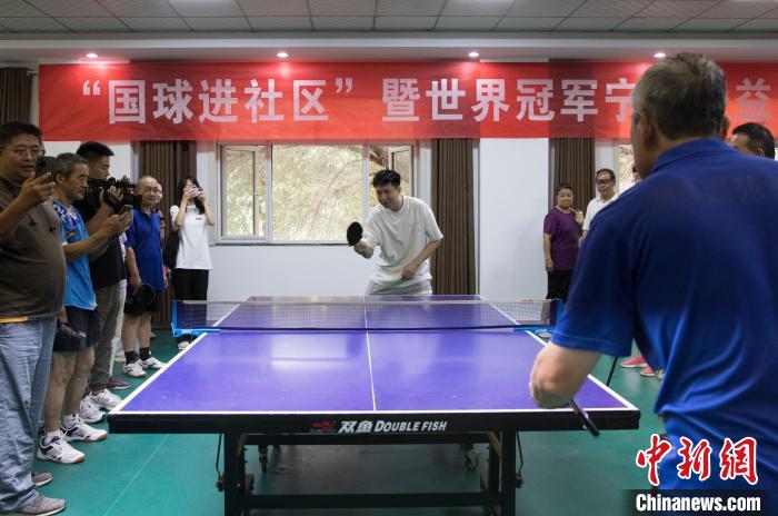 国球进社区宁夏公益行启动：世界冠军方博与银