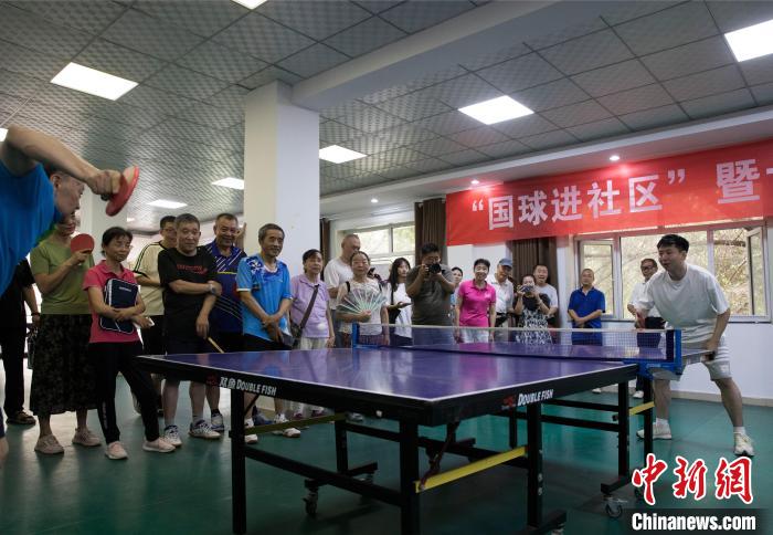 国球进社区宁夏公益行启动：世界冠军方博与银
