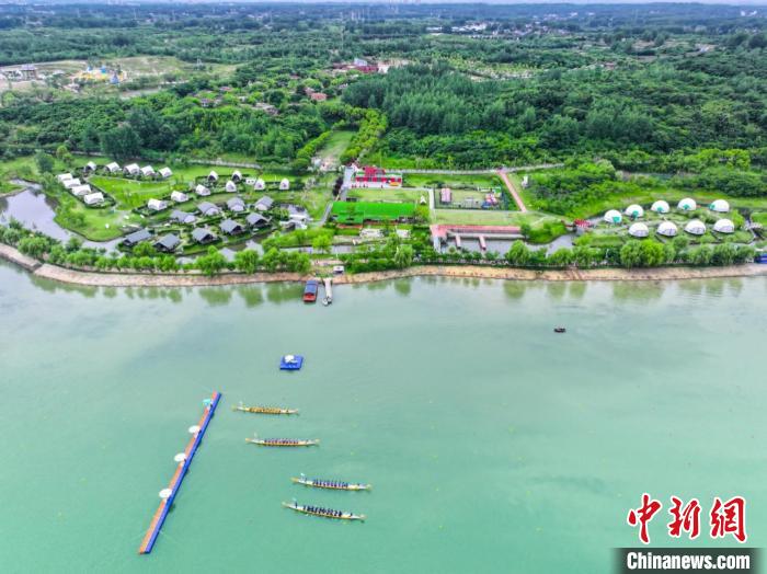 江苏仪征枣林湖三百余名龙舟选手挥桨迎端午，