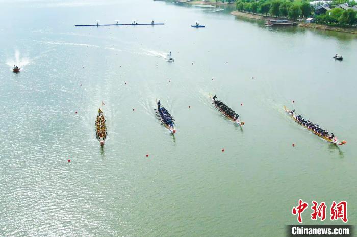 江苏仪征枣林湖三百余名龙舟选手挥桨迎端午，
