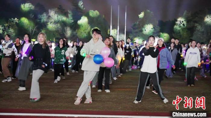 浙江农林大学师生齐跳校园活力操 热血运动点燃