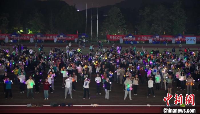 浙江农林大学师生齐跳校园活力操 热血运动点燃