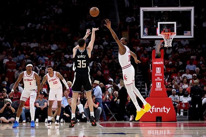 火箭险胜雄鹿南斯砍23分创个人新高