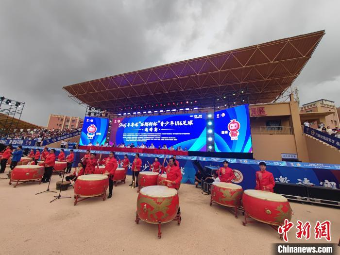 粤喀青少年足球赛在新疆疏附开幕 16支队伍角逐