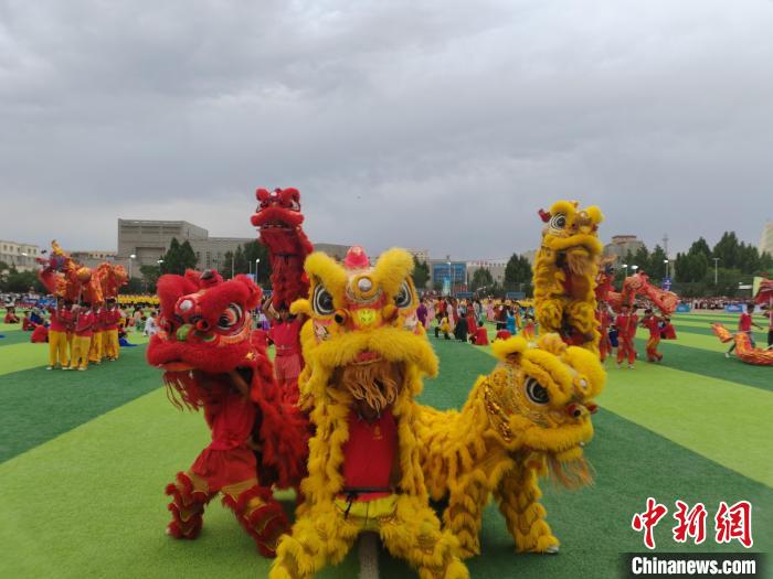 粤喀青少年足球赛在新疆疏附开幕 16支队伍角逐