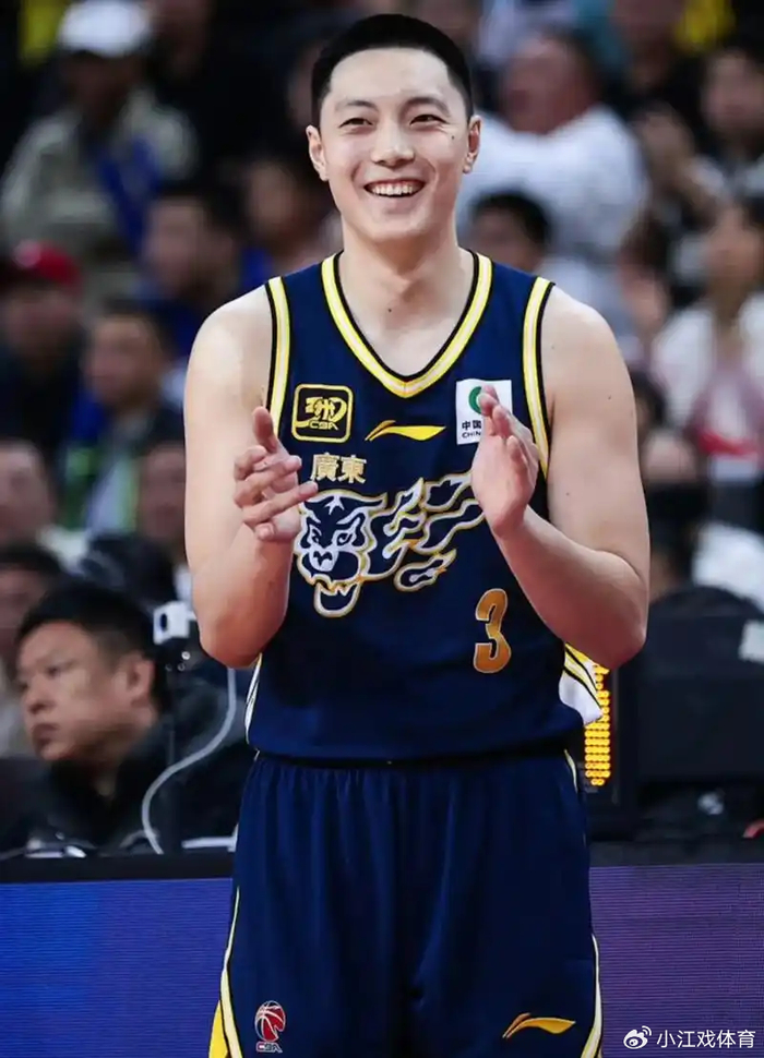 胡明轩三分球低迷引争议 陈家政爆发成广东新星