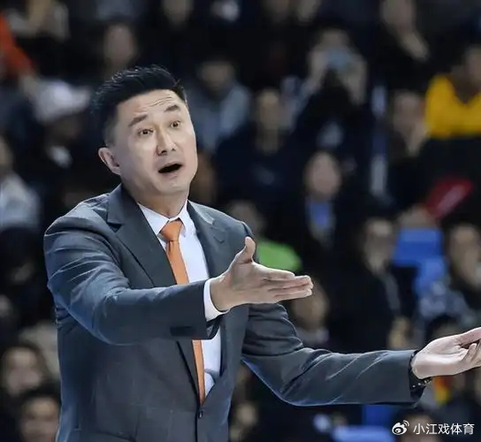 胡明轩三分球低迷引争议 陈家政爆发成广东新星