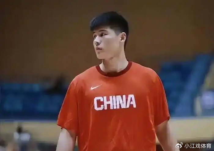 胡明轩三分球低迷引争议 陈家政爆发成广东新星