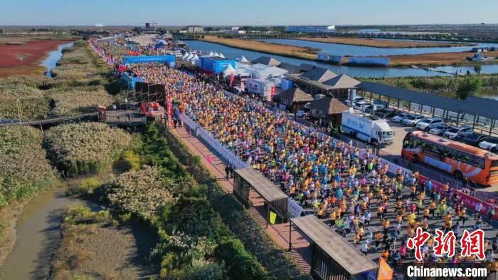 辽宁盘锦红海滩马拉松圆满落幕 展示体育与旅游