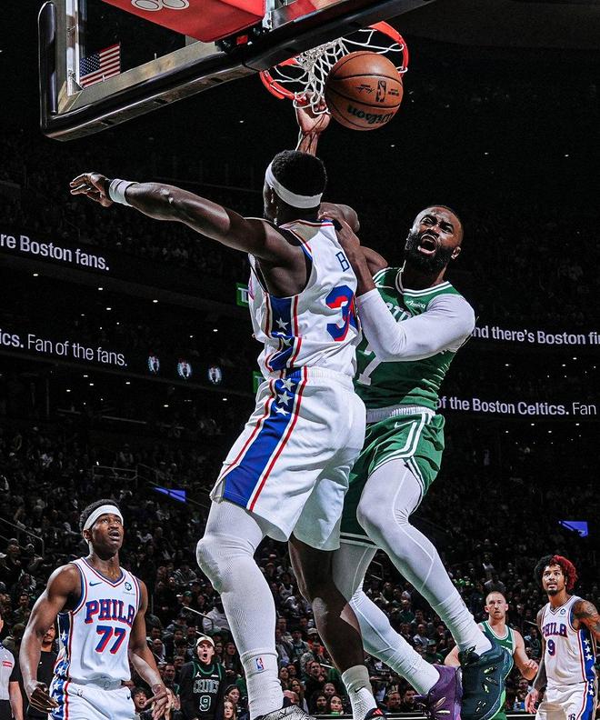 76人逆转绿军扳平大比分 埃奇库姆创历史神迹