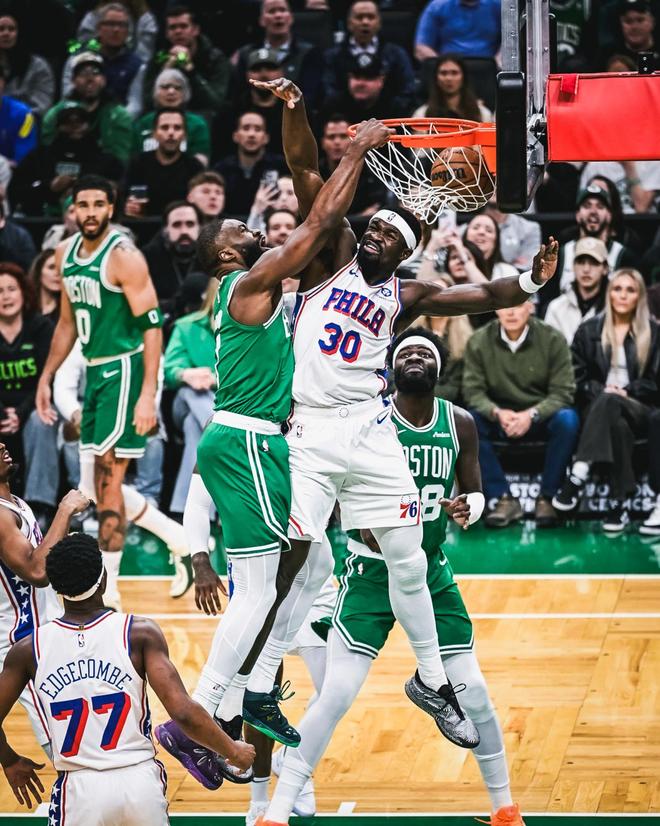 76人逆转绿军扳平大比分 埃奇库姆创历史神迹