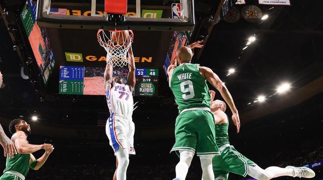 76人逆转绿军扳平大比分 埃奇库姆创历史神迹