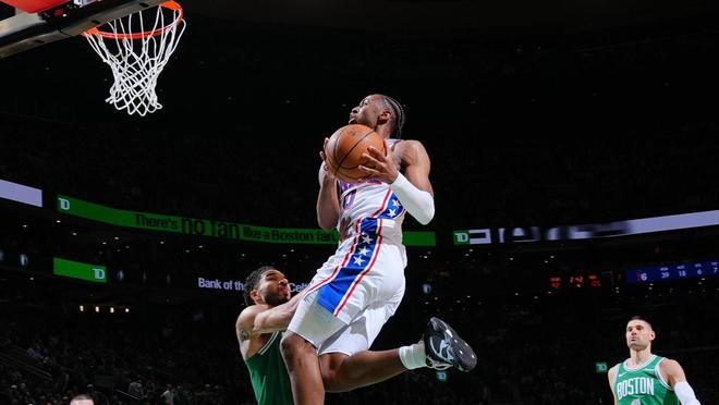 76人逆转绿军扳平大比分 埃奇库姆创历史神迹